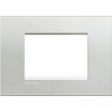 BTICINO LIVINGLIGHT RÁMEČEK HRANATÝ 3MODULOVÝ STŘÍBRNÁ LNA4803AG